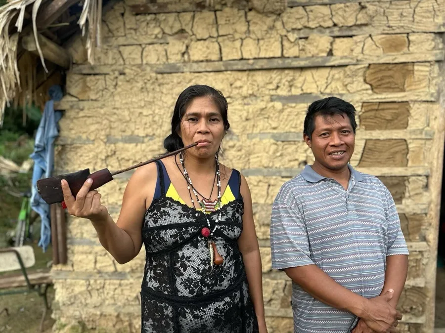 Cleodinei Martins Cáceres and Pedro da Silva in front of the casa de reza