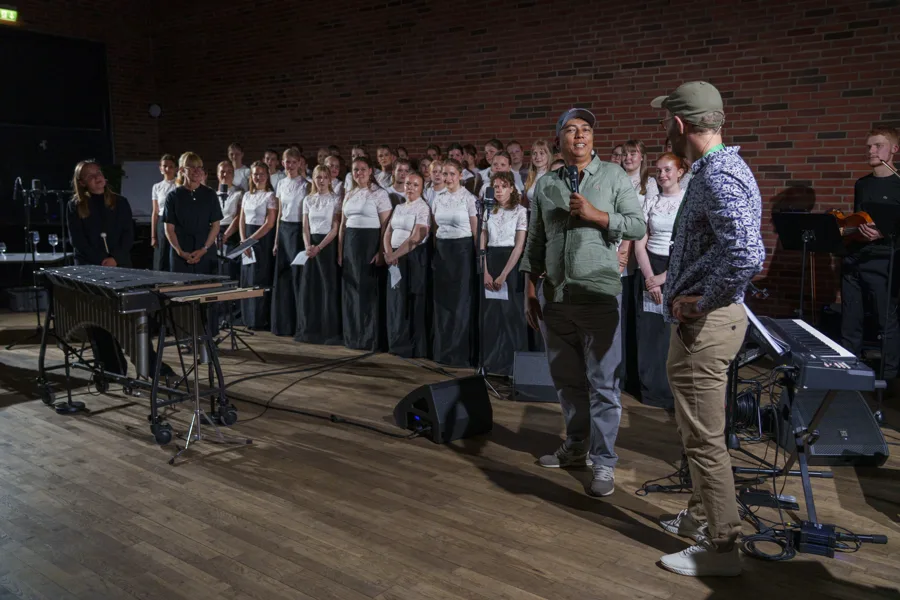 Adriano Braga on stage with the choir at Naturmødet