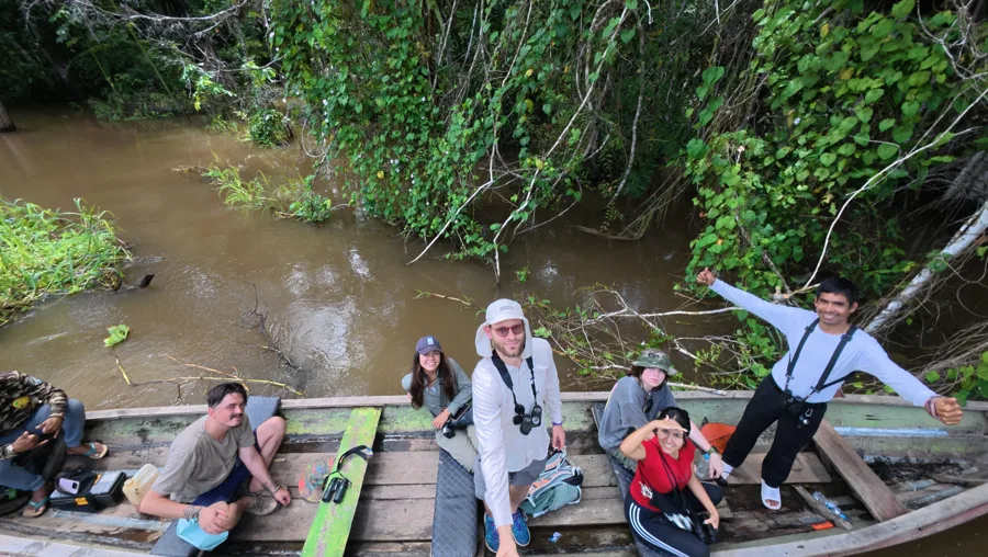 Artists from Correlación Contemporánea in a boat on the river